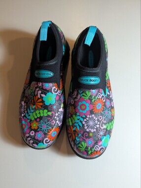Muck Boot Co Woman's Sz 5 Floral Slip-On Rain Shoes - Black w/Multicolor Flowers